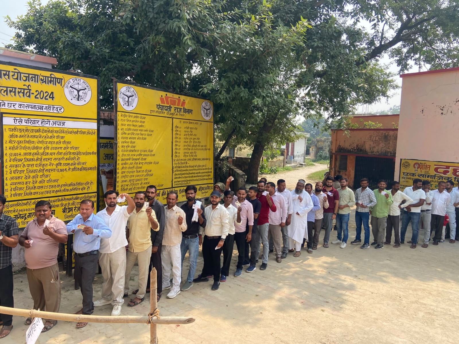 आगरा खंड स्नातक एवं शिक्षक निर्वाचन में एटा के क्रिश्वियन इंटर कॉलेज से मतदान के बाद खुशी जतात