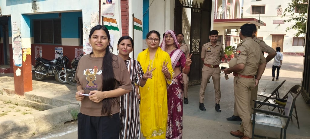 आगरा खंड स्नातक एवं शिक्षक निर्वाचन में एटा के क्रिश्वियन इंटर कॉलेज से मतदान के बाद खुशी जतात