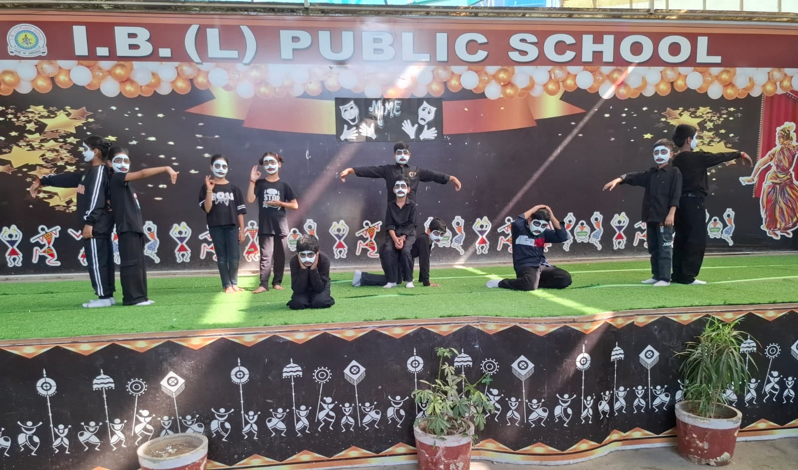 आईबी एल पब्लिक स्कूल में मूक अभिनय की प्रस्तुति देते विद्यार्थी। स्रोत : स्कूल