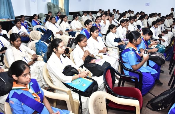 अपराजिता कार्यक्रम में शामिल हुईं छात्राएं व विशेषज्ञ अपराजिता कार्यक्रम में शामिल हुईं छात्राएं व विशेषज्ञ