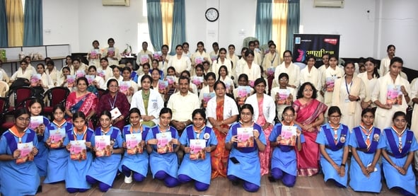 अपराजिता कार्यक्रम में शामिल हुईं छात्राएं व विशेषज्ञ अपराजिता कार्यक्रम में शामिल हुईं छात्राएं व विशेषज्ञ