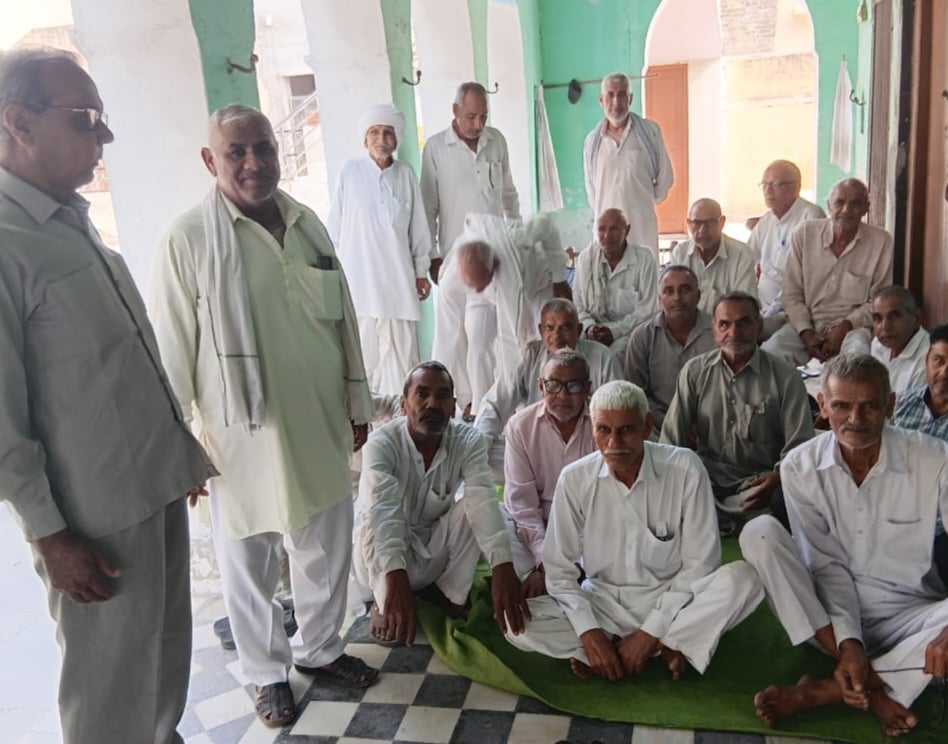 बुआना लाखु में किसानों के साथ बैठक करते किसान सभा के सदस्य। संवाद बुआना लाखु में किसानों के साथ बैठक करते किसान सभा के सदस्य। संवाद