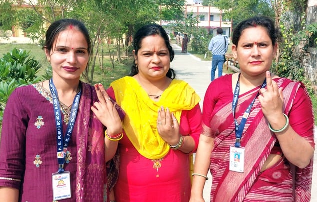 बिजनौर के जीआईसी में शिक्षक एमएलसी के चुनाव में मतदान करने के लिए लगी मतदाताओ की लाइन। संवाद बिजनौर के जीआईसी में शिक्षक एमएलसी के चुनाव में मतदान करने के लिए लगी मतदाताओ की लाइन। संवाद