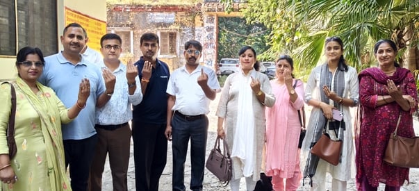 बिजनौर के जीआईसी में शिक्षक एमएलसी के चुनाव में मतदान करने के लिए लगी मतदाताओ की लाइन। संवाद बिजनौर के जीआईसी में शिक्षक एमएलसी के चुनाव में मतदान करने के लिए लगी मतदाताओ की लाइन। संवाद