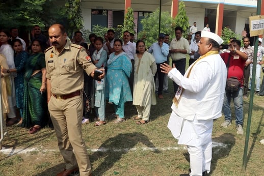 बिजनौर के जीआईसी में शिक्षक एमएलसी के चुनाव में मतदान करने के लिए लगी मतदाताओ की लाइन। संवाद बिजनौर के जीआईसी में शिक्षक एमएलसी के चुनाव में मतदान करने के लिए लगी मतदाताओ की लाइन। संवाद