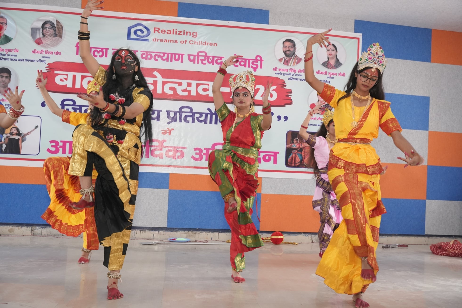 बाल महोत्सव में नृत्य प्रस्तुत करते प्रतिभागी। संवाद बाल महोत्सव में नृत्य प्रस्तुत करते प्रतिभागी। संवाद
