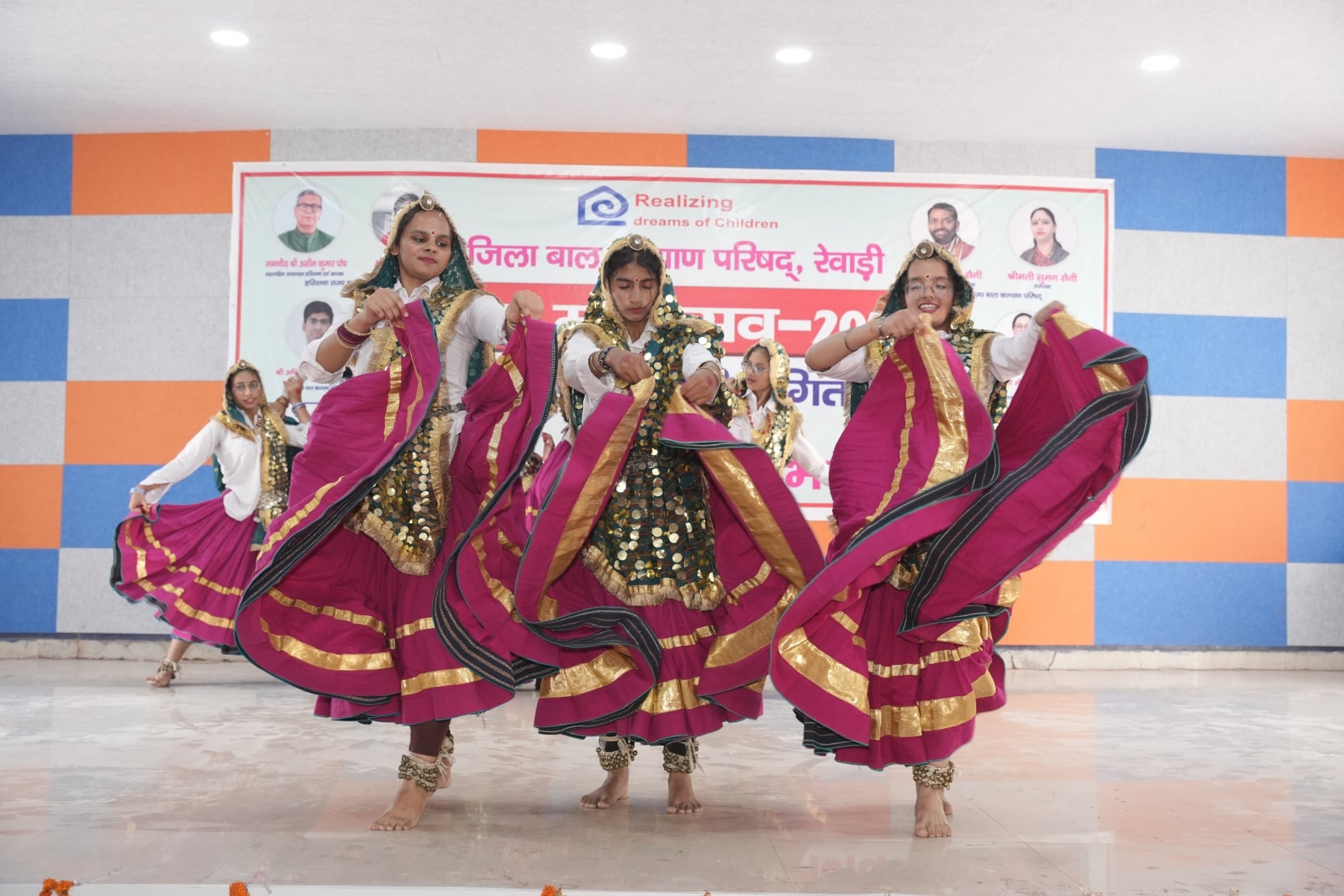 बाल महोत्सव में नृत्य प्रस्तुत करते प्रतिभागी। संवाद बाल महोत्सव में नृत्य प्रस्तुत करते प्रतिभागी। संवाद