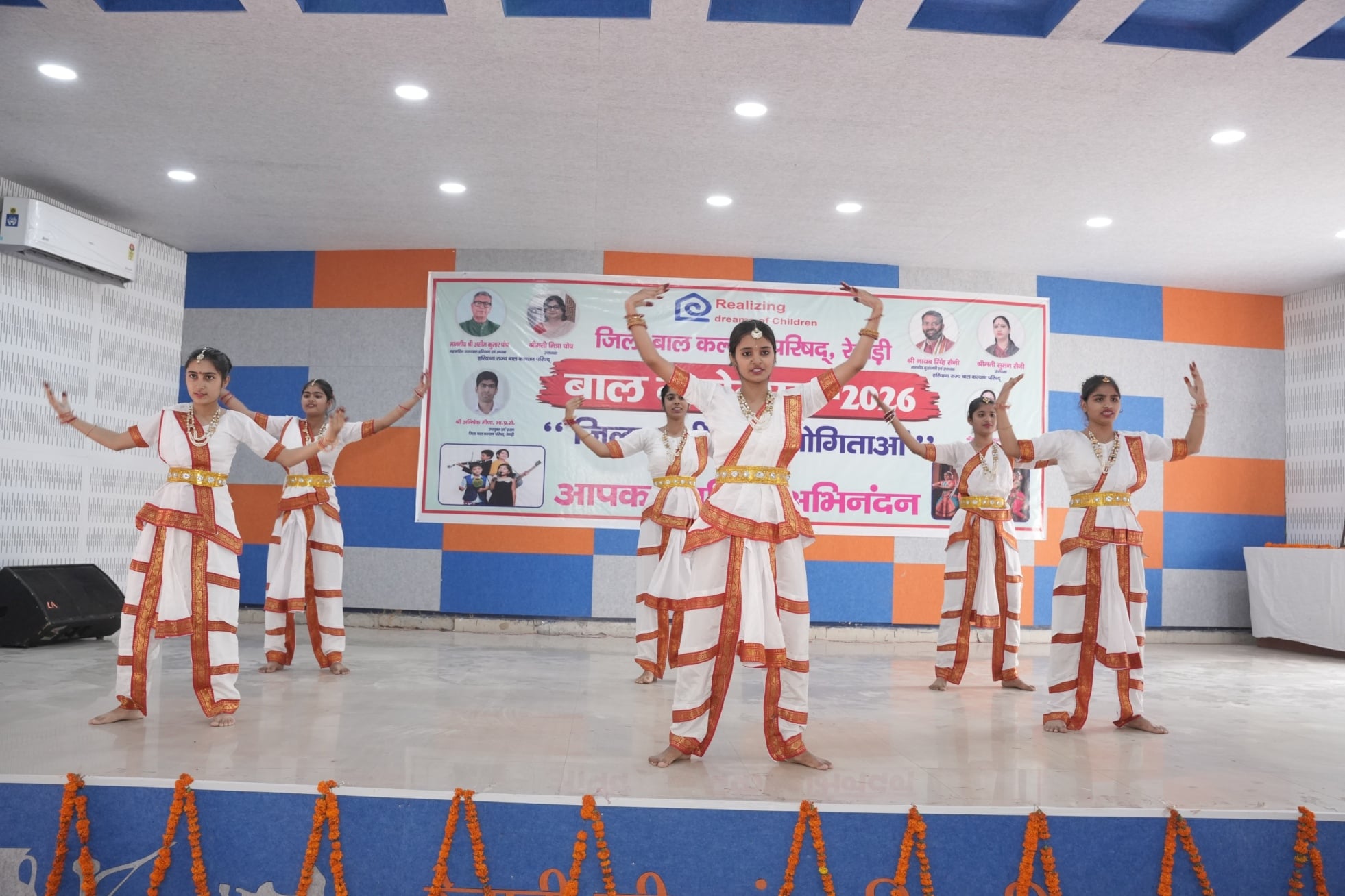 बाल महोत्सव में नृत्य प्रस्तुत करते प्रतिभागी। संवाद बाल महोत्सव में नृत्य प्रस्तुत करते प्रतिभागी। संवाद