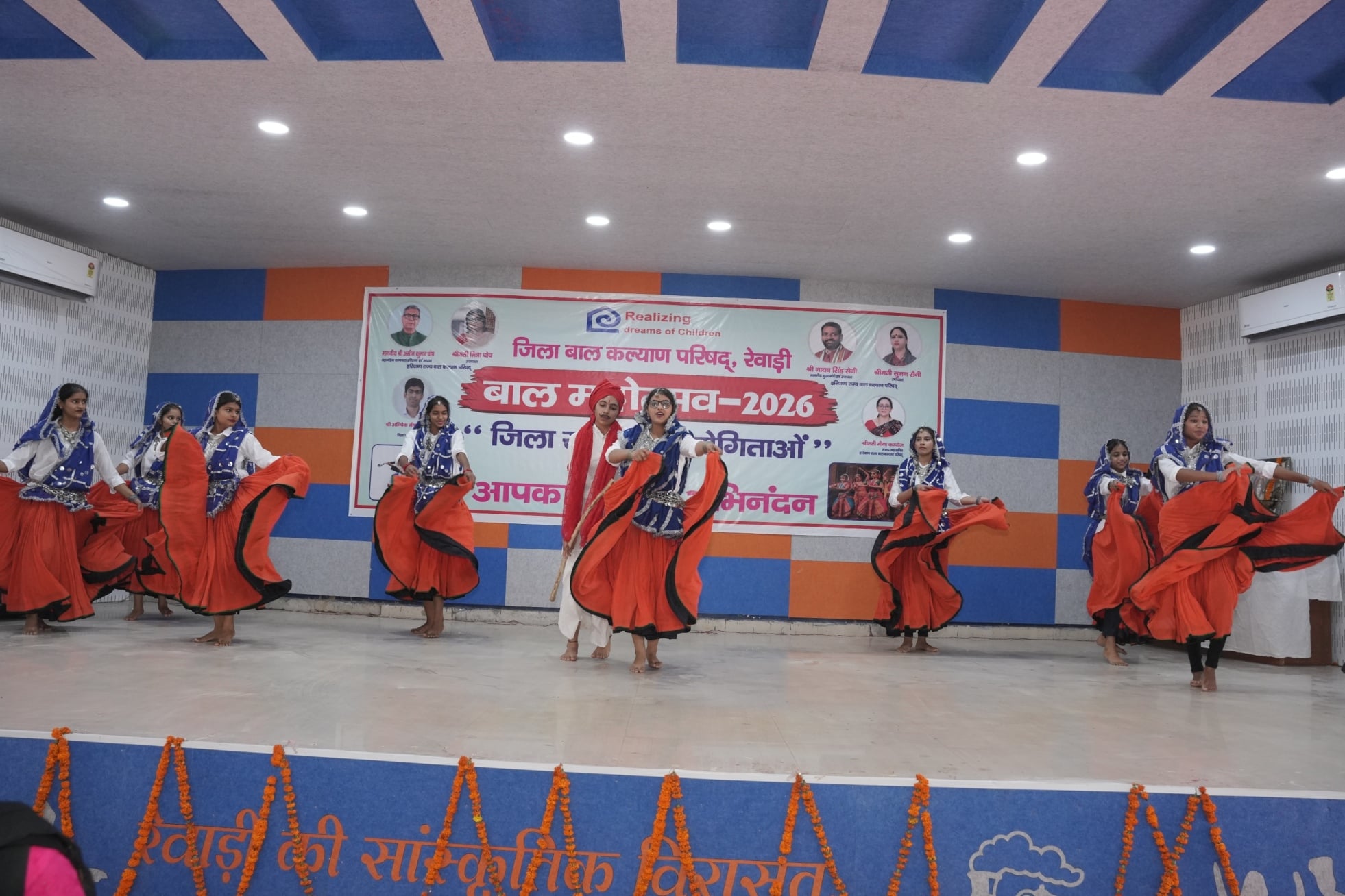 बाल महोत्सव में नृत्य प्रस्तुत करते प्रतिभागी। संवाद बाल महोत्सव में नृत्य प्रस्तुत करते प्रतिभागी। संवाद