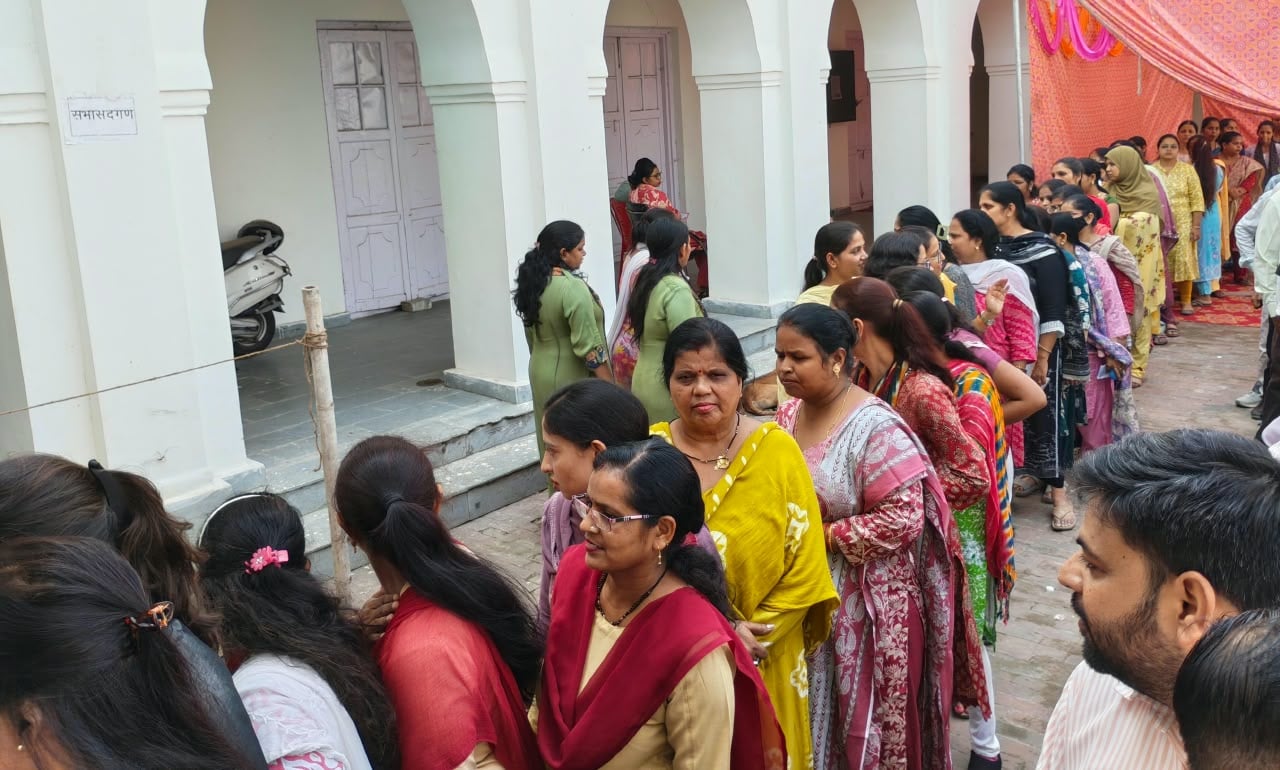 बिल्सी नगर पालिका परिषध बूथ पर तैनात पुलिस बल। संवाद