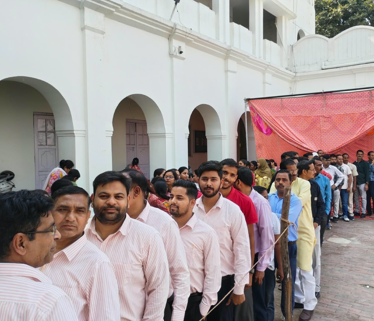 बिल्सी नगर पालिका परिषध बूथ पर तैनात पुलिस बल। संवाद