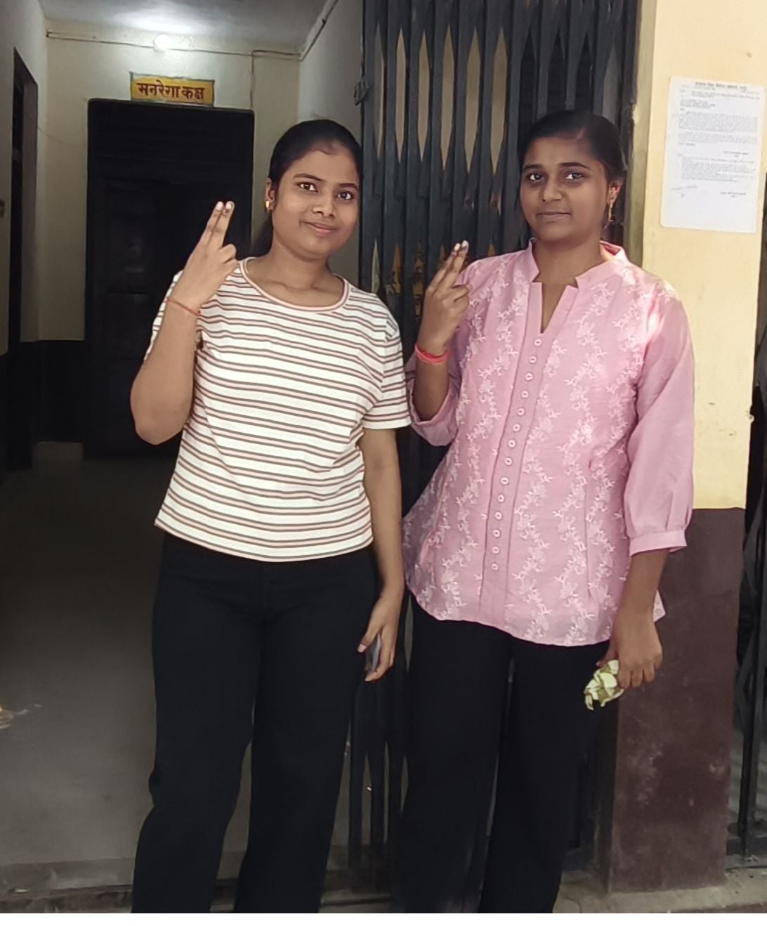 बिल्सी नगर पालिका परिषध बूथ पर तैनात पुलिस बल। संवाद