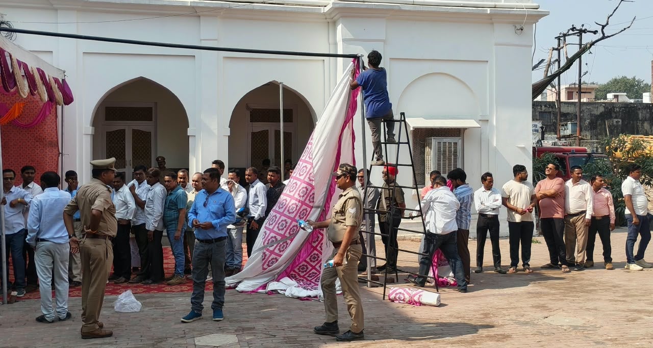 बिल्सी नगर पालिका परिषध बूथ पर तैनात पुलिस बल। संवाद
