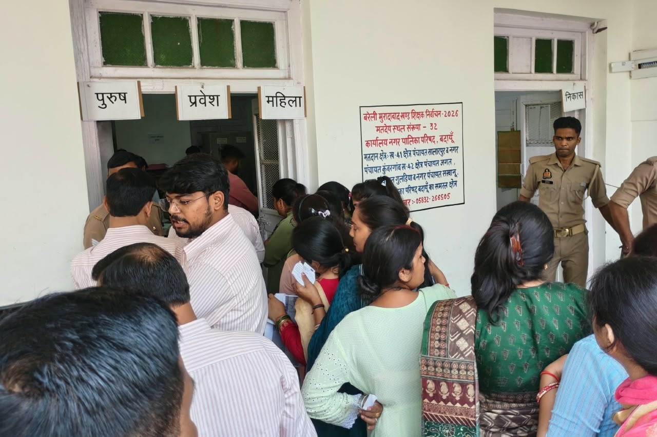 बिल्सी नगर पालिका परिषध बूथ पर तैनात पुलिस बल। संवाद