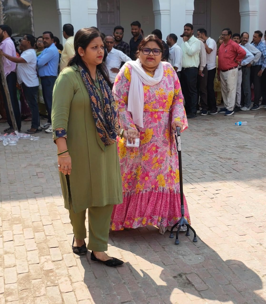 बिल्सी नगर पालिका परिषध बूथ पर तैनात पुलिस बल। संवाद