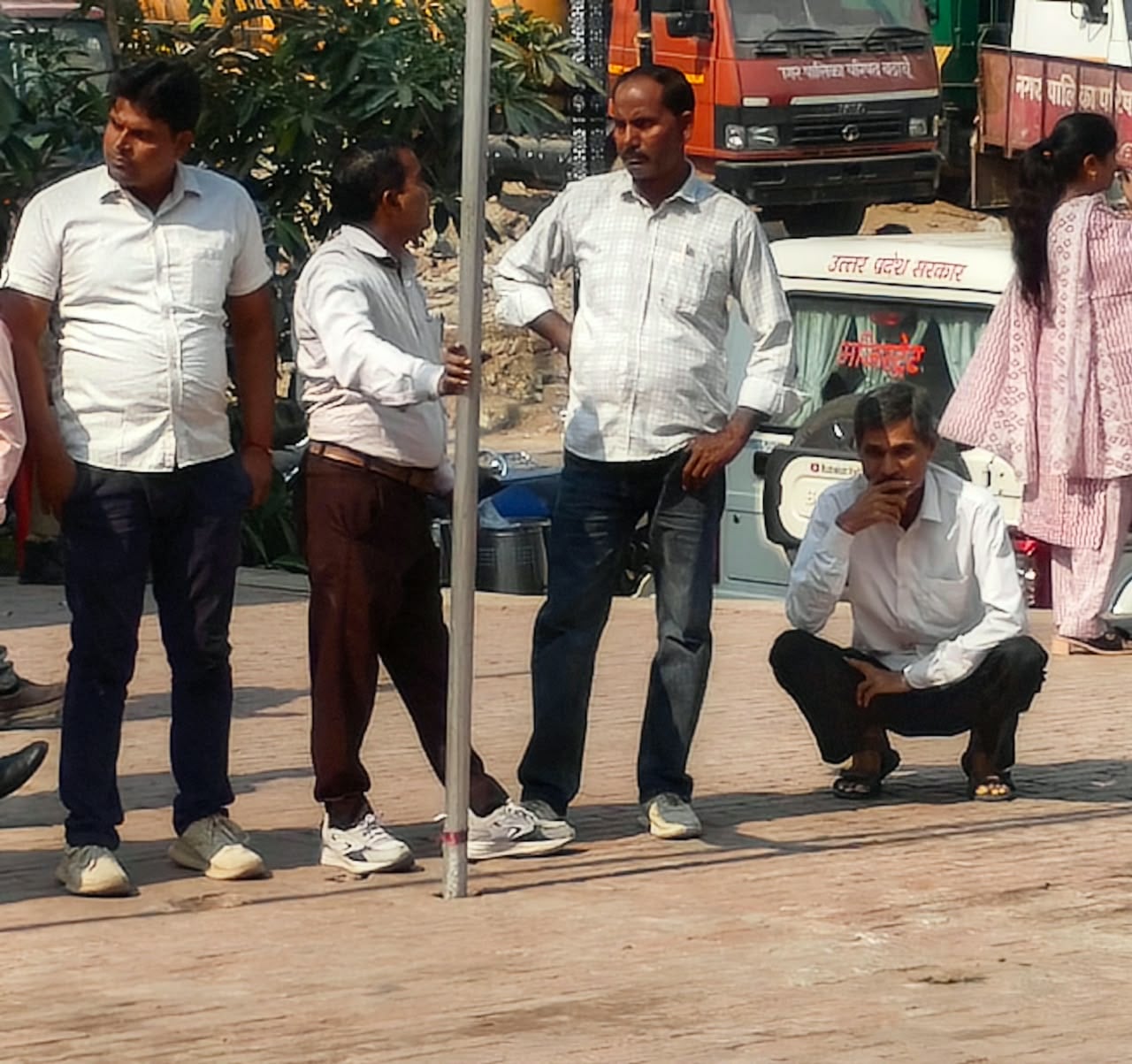 बिल्सी नगर पालिका परिषध बूथ पर तैनात पुलिस बल। संवाद