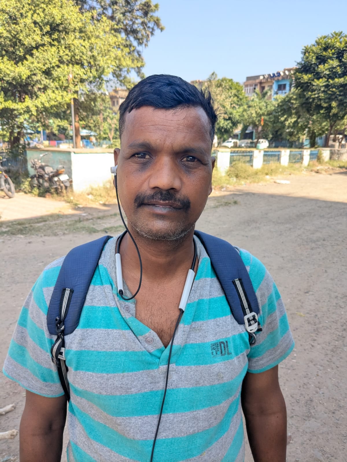 बद्दी के हिमुडा कालोनी के फेस चार में बिल्डिंग की दीवारों पर उगी घास- संवाद। बद्दी के हिमुडा कालोनी के फेस चार में बिल्डिंग की दीवारों पर उगी घास- संवाद।