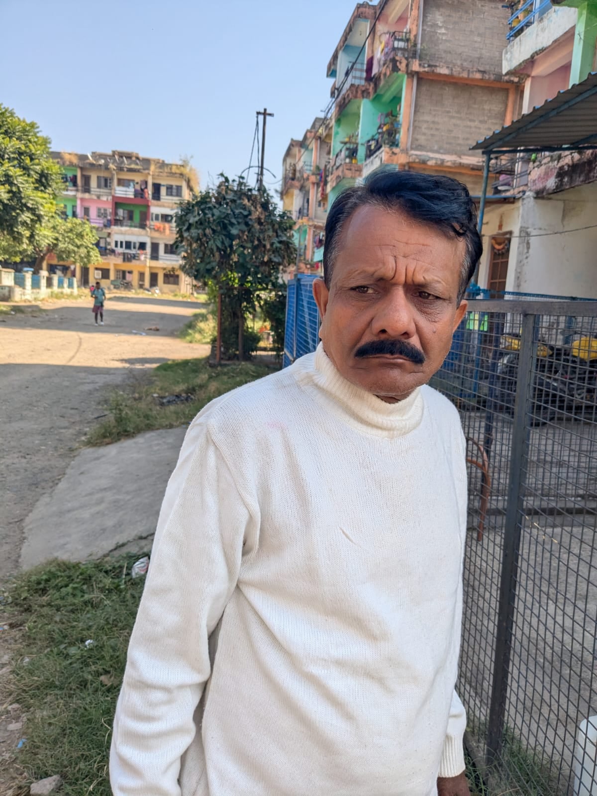 बद्दी के हिमुडा कालोनी के फेस चार में बिल्डिंग की दीवारों पर उगी घास- संवाद। बद्दी के हिमुडा कालोनी के फेस चार में बिल्डिंग की दीवारों पर उगी घास- संवाद।