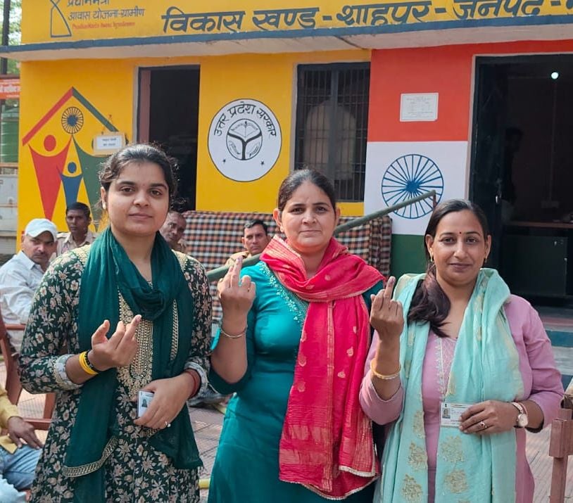 डीएवी इंटर कॉलेज में मतदान कर्मियों को निर्देश देते हुए डीएम उमेश मिश्रा। स्रोत सूचना विभाग