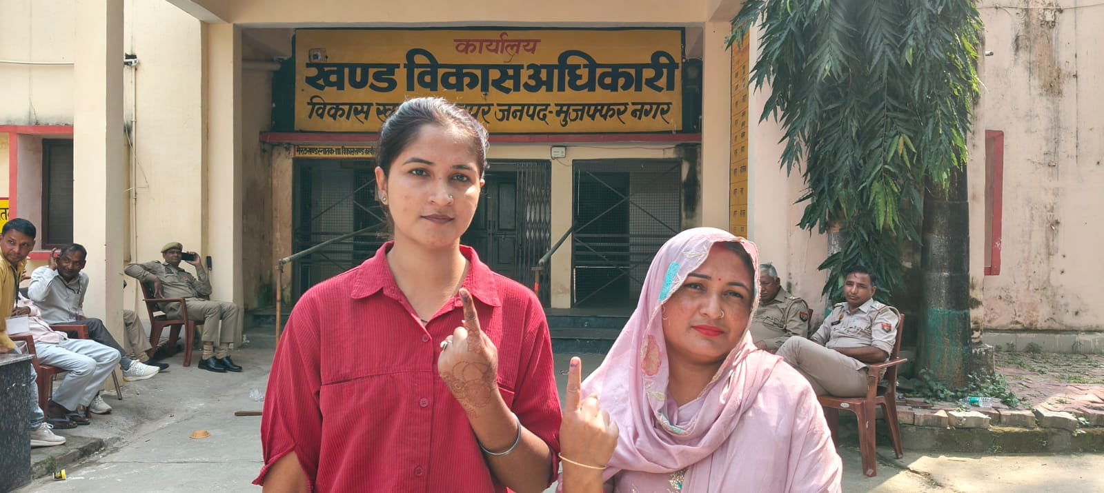 डीएवी इंटर कॉलेज में मतदान कर्मियों को निर्देश देते हुए डीएम उमेश मिश्रा। स्रोत सूचना विभाग