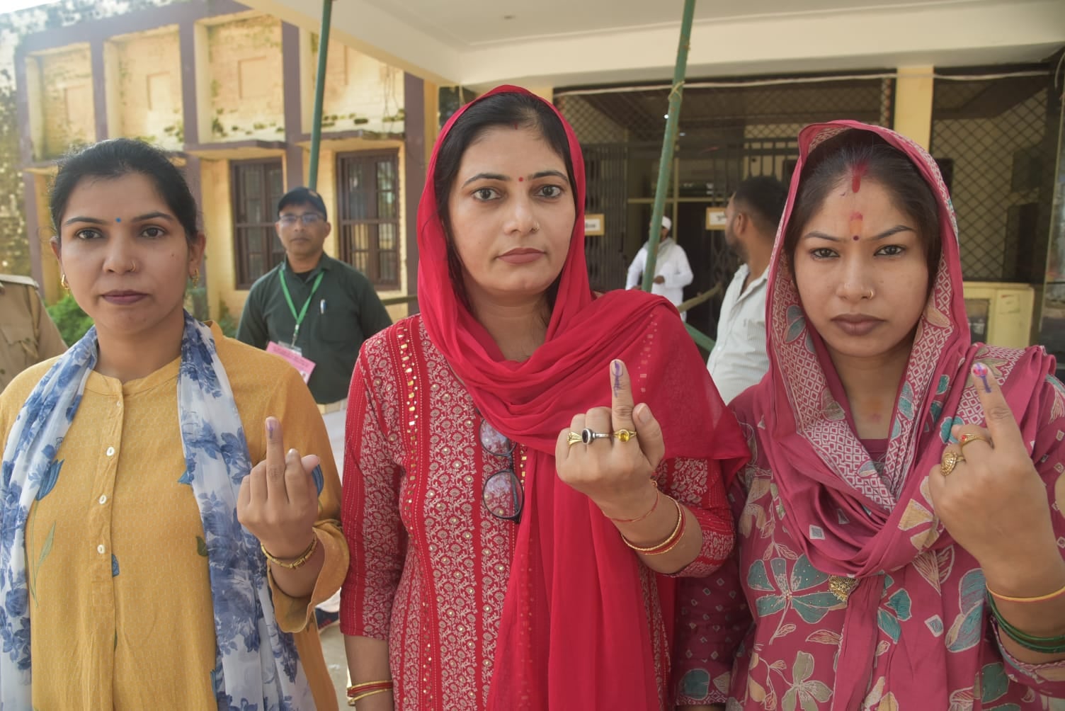 डीएवी इंटर कॉलेज में मतदान कर्मियों को निर्देश देते हुए डीएम उमेश मिश्रा। स्रोत सूचना विभाग
