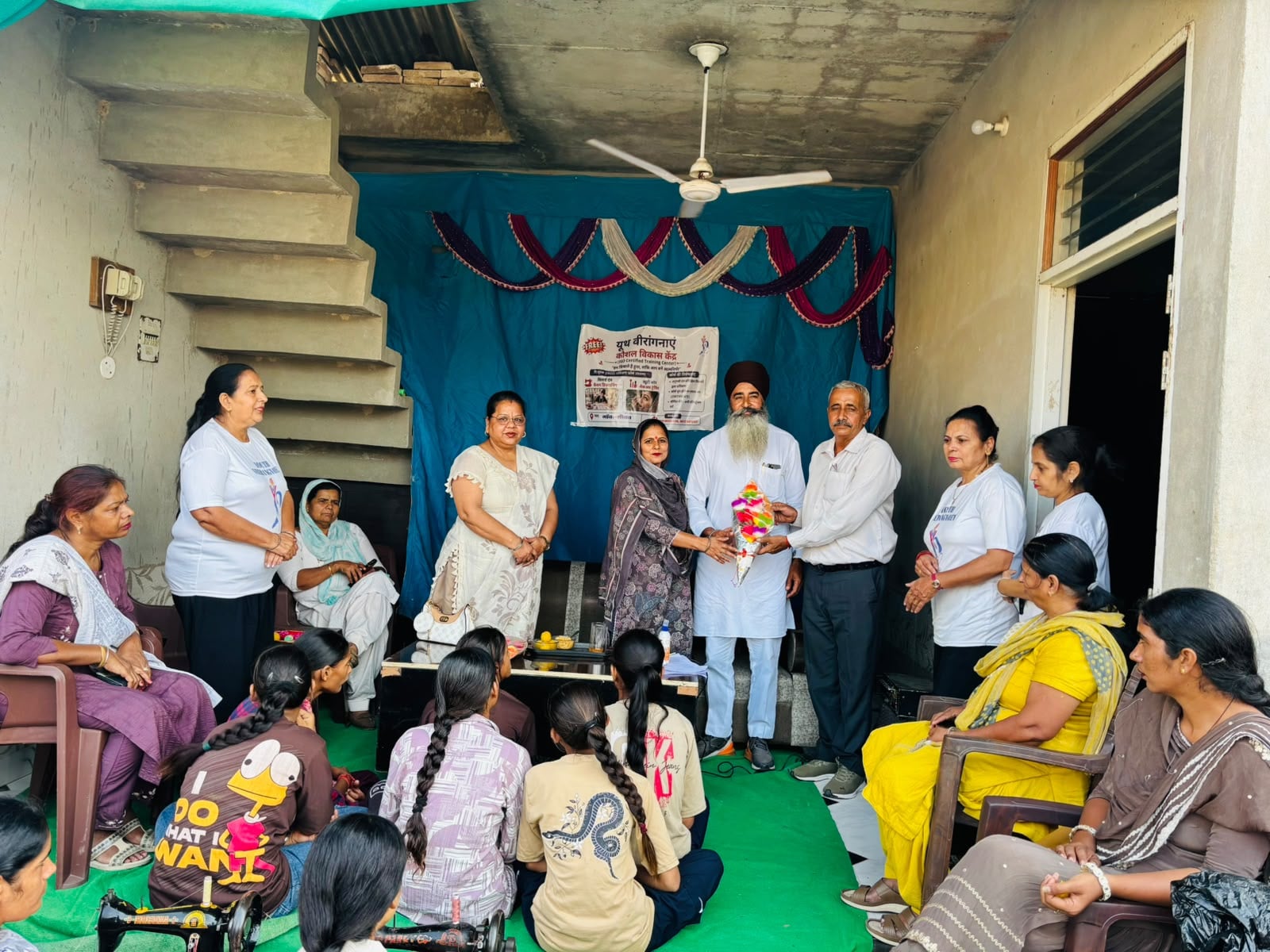 फ्री सिलाई और ब्यूटी पार्लर सेंटर की शुरुआत करते हुए। विज्ञप्ति
