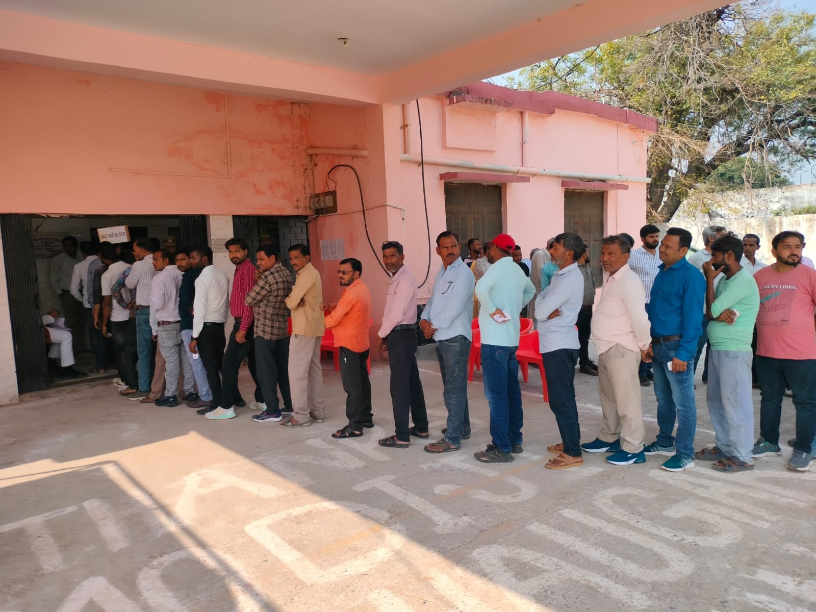 फोटो - 14 मतदान केंद्र का निरीक्षण करते डीएम व एसपी। विभाग फोटो - 14 मतदान केंद्र का निरीक्षण करते डीएम व एसपी। विभाग