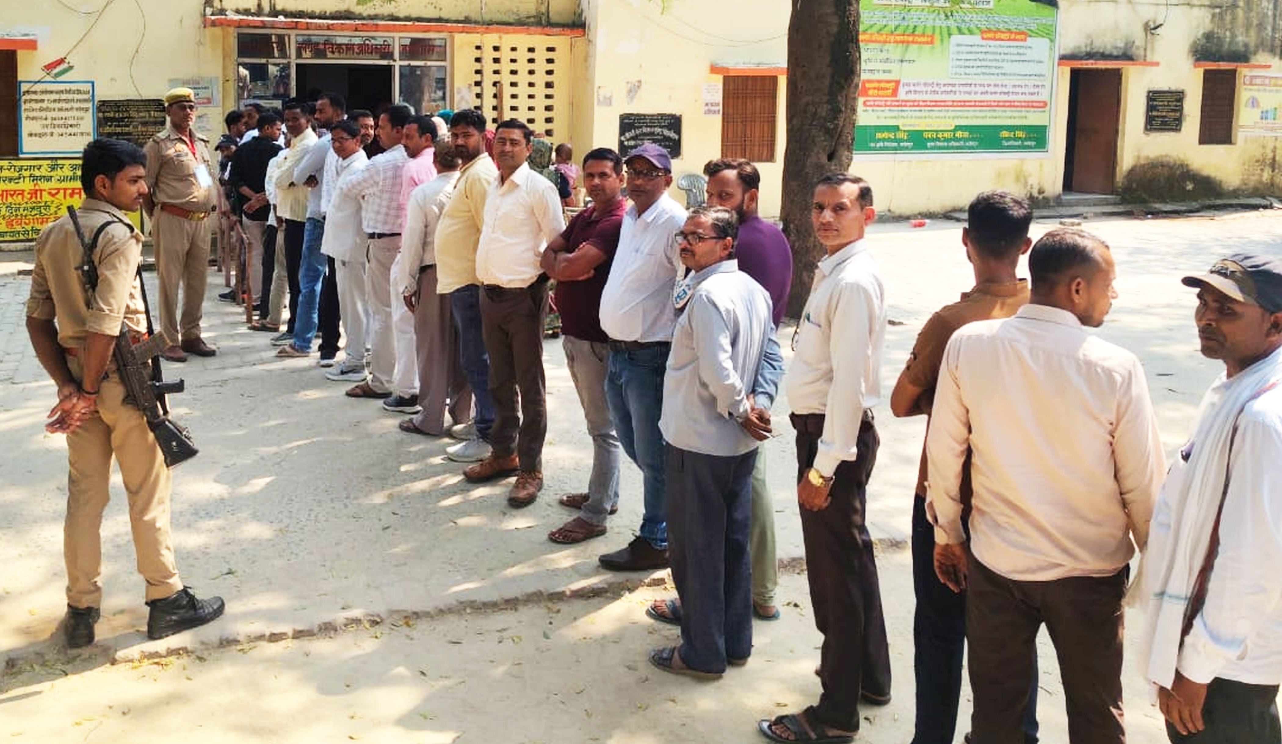 फोटो-17-जीजीआईसी मतदान केंद्र के बाहर अंगुली दिखाते सपा के पूर्व जिलाध्यक्ष विपिन सिंह यादव व अ फोटो-17-जीजीआईसी मतदान केंद्र के बाहर अंगुली दिखाते सपा के पूर्व जिलाध्यक्ष विपिन सिंह यादव व अ