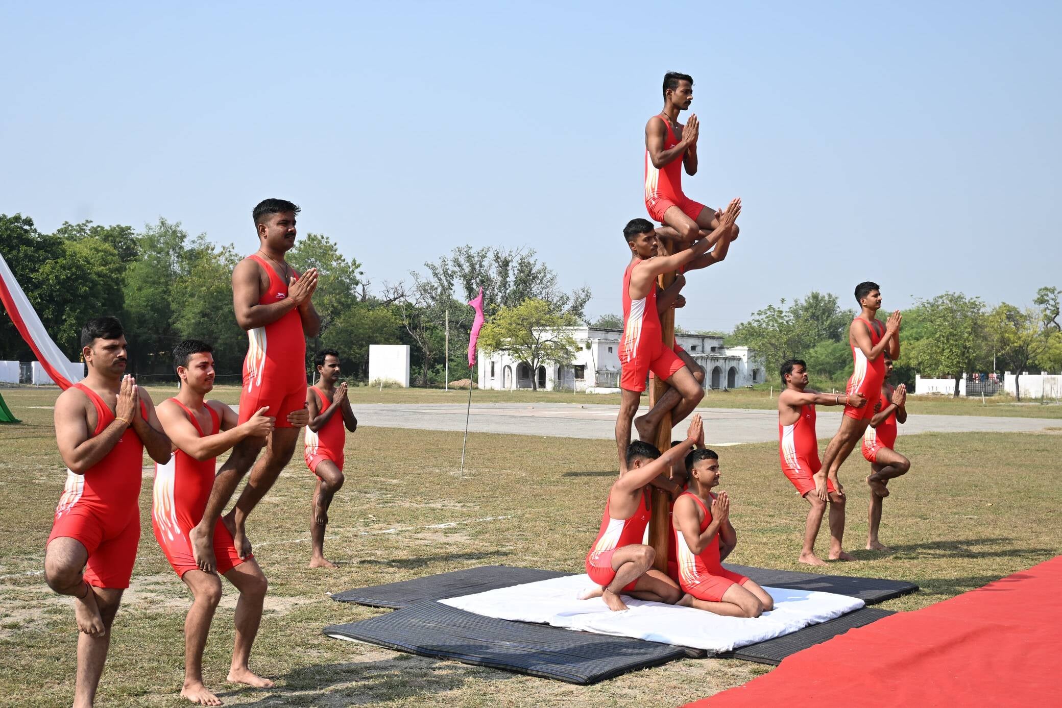 फोटो-18- टीम बांदा को पुरस्कृत करते डीआईजी व एसपी। स्रोत: पुलिस।