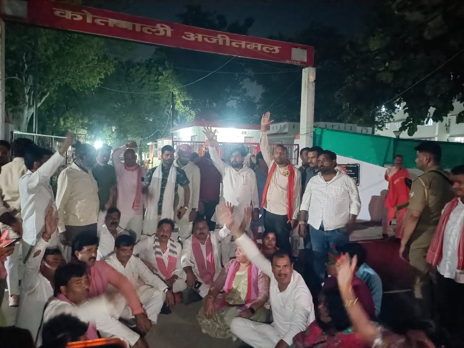 फोटो-19- एरवाकटरा बूथ के बाहर सपाइयों को समझाते थानाध्यक्ष गंगादास गौतम और पीछे खड़े भाजपा नेता