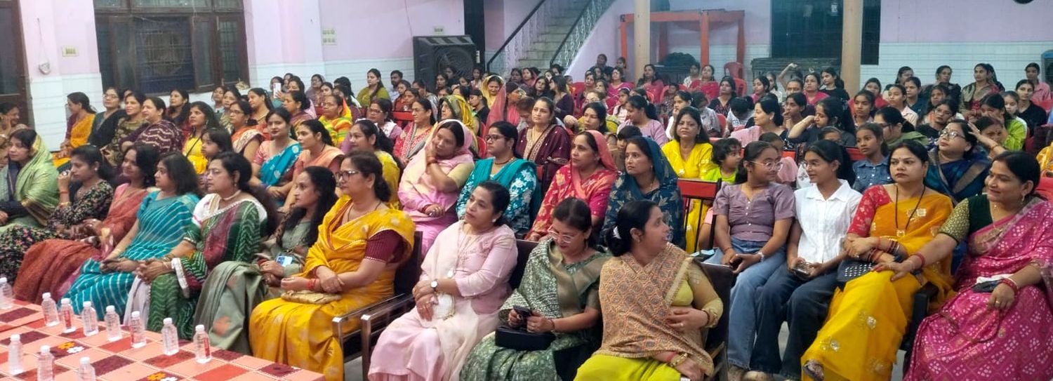 फोटो 23 एमएएचपी 07 परिचय-समारोह में गरबा की प्रस्तुति देने वाली महिलाओं को सम्मानित करतीं अतिथि फोटो 23 एमएएचपी 07 परिचय-समारोह में गरबा की प्रस्तुति देने वाली महिलाओं को सम्मानित करतीं अतिथि
