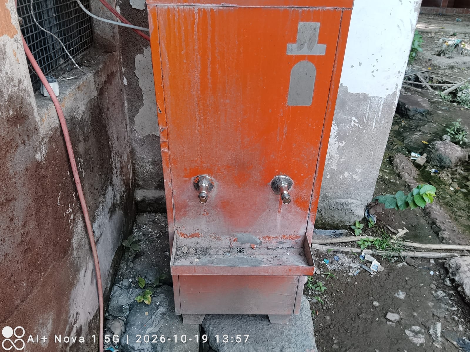 फोटो 24 एचएएमपी 03- बस अड्डा परिसर की सीढि़यों पर बना पीकदान। संवाद
