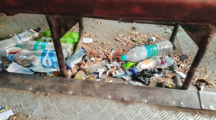 फोटो 24 एचएएमपी 03- बस अड्डा परिसर की सीढि़यों पर बना पीकदान। संवाद