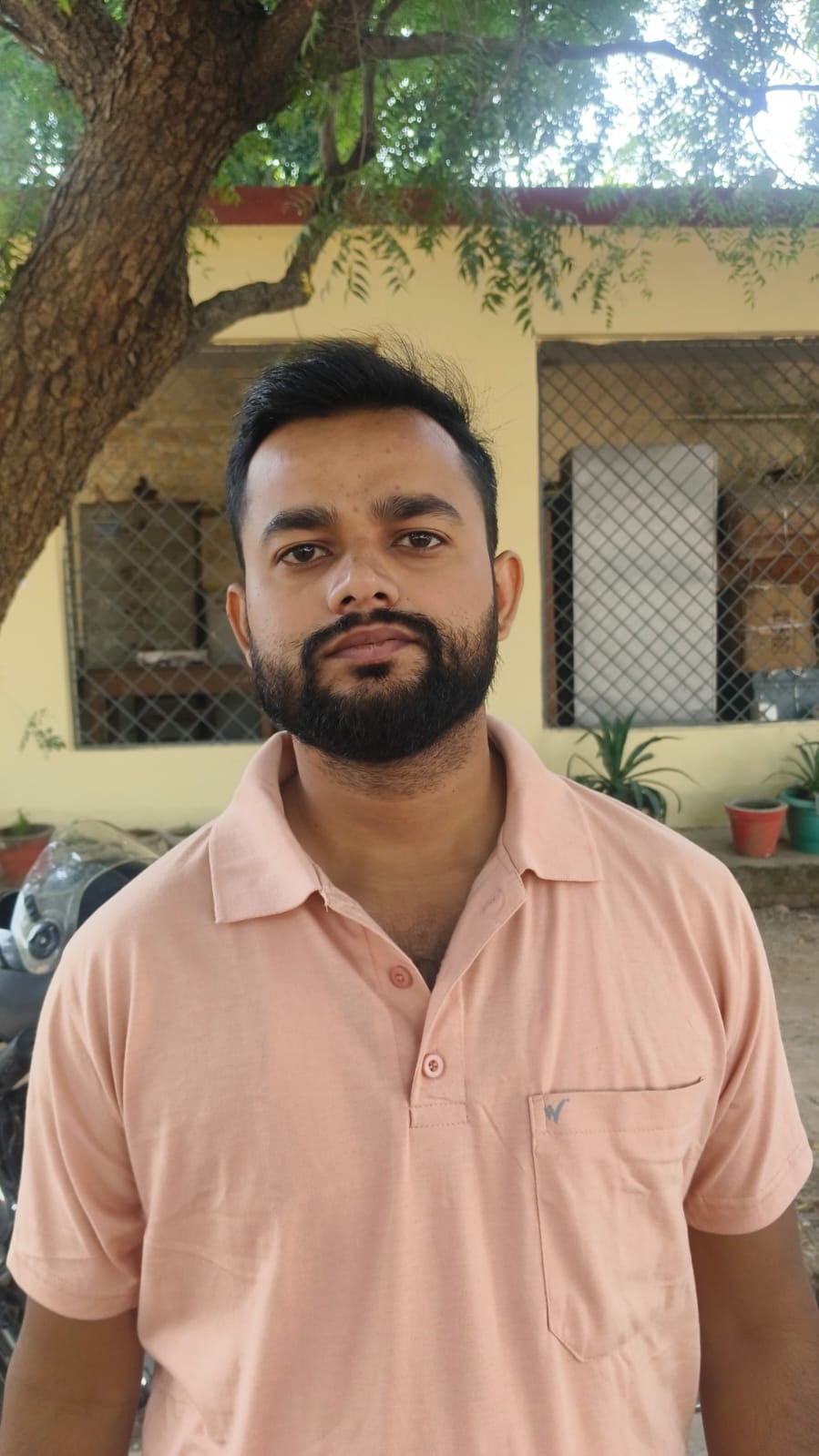 फोटो-27- राजकीय इंटर कालेज में नाम जुड़वाने पहुंचे युवा। संवाद
