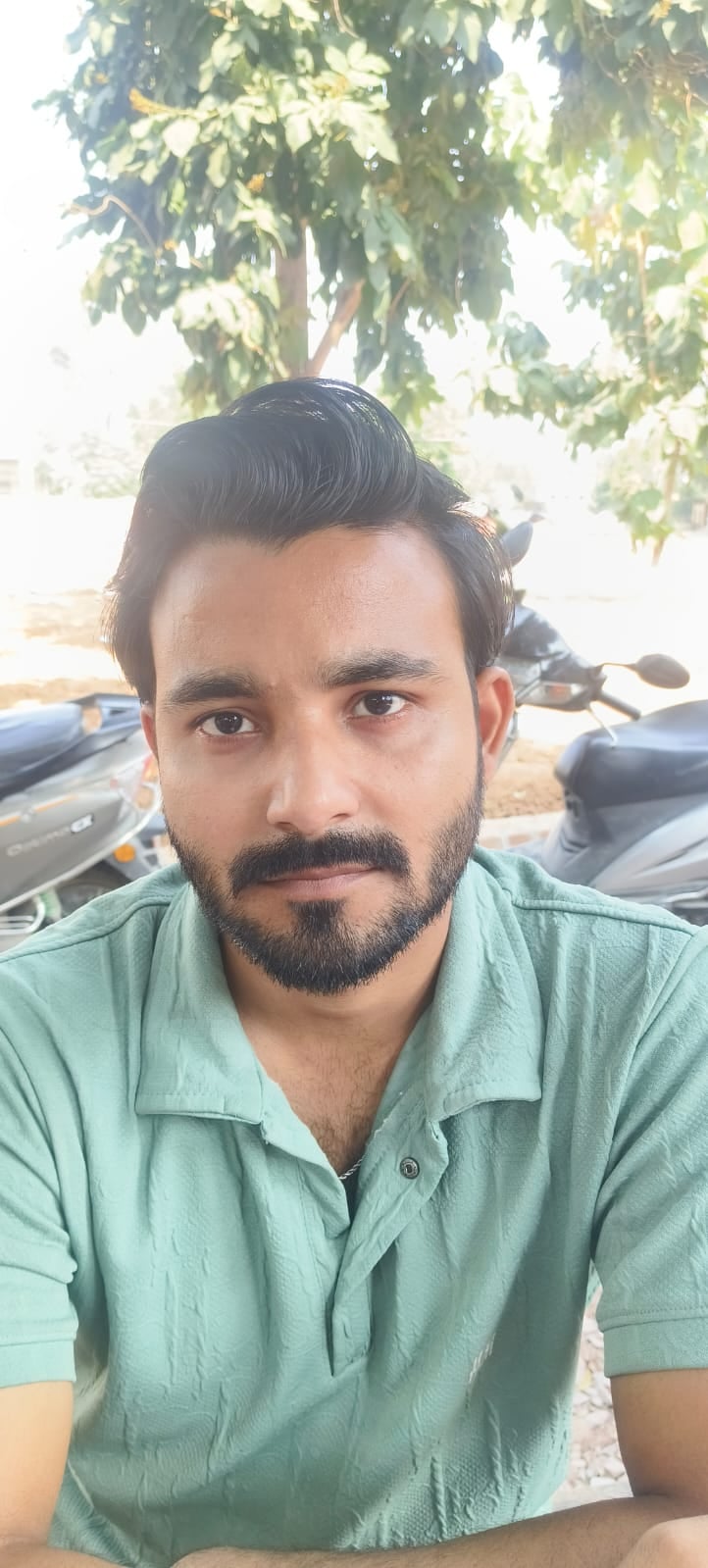 फोटो-27- राजकीय इंटर कालेज में नाम जुड़वाने पहुंचे युवा। संवाद
