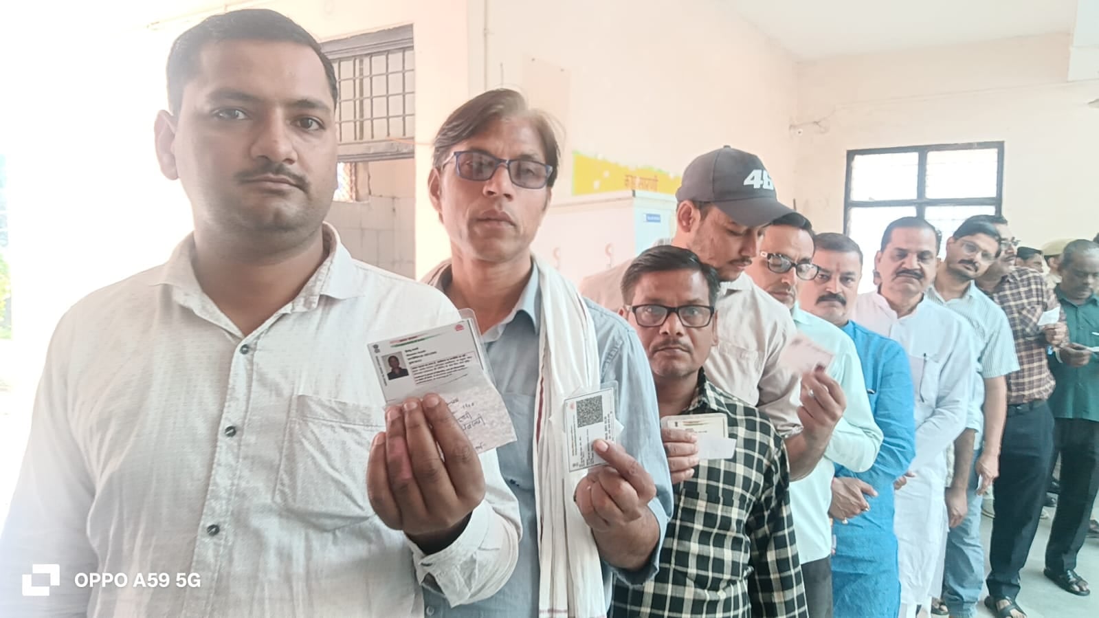 फोटो-32-अछल्दा में केंद्र के बाहर कतार में लगे वोटर और निरीक्षण करते डीएम व एसपी। संवाद फोटो-32-अछल्दा में केंद्र के बाहर कतार में लगे वोटर और निरीक्षण करते डीएम व एसपी। संवाद