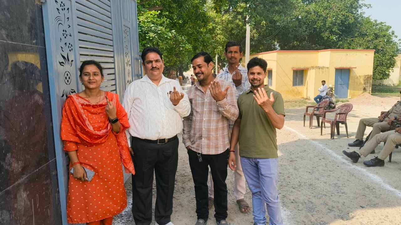 फोटो-32-अछल्दा में केंद्र के बाहर कतार में लगे वोटर और निरीक्षण करते डीएम व एसपी। संवाद फोटो-32-अछल्दा में केंद्र के बाहर कतार में लगे वोटर और निरीक्षण करते डीएम व एसपी। संवाद