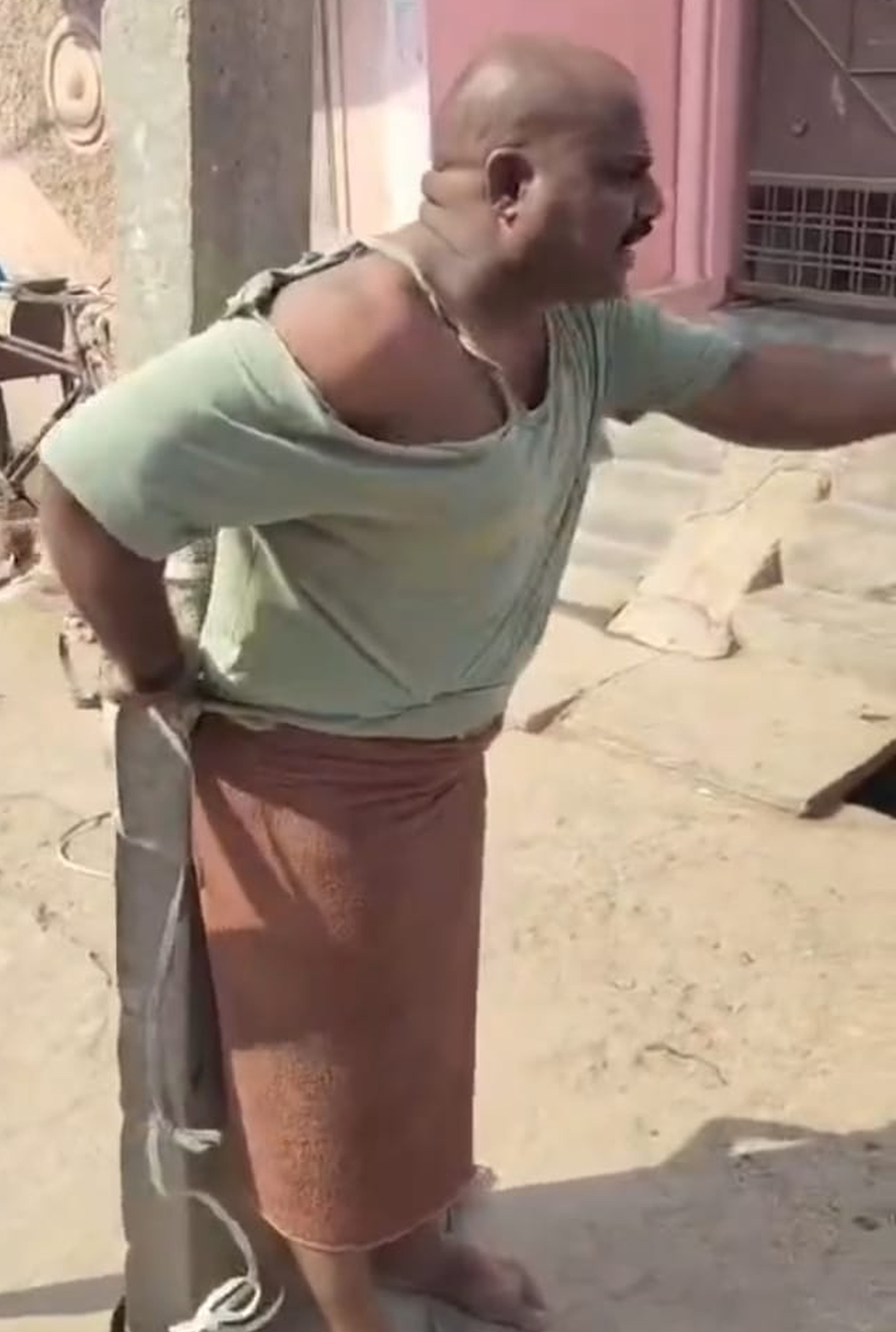 फोटो-36-कबाड़ी मार्केट में बिजली खंभे में बंधक साजन। स्रोत: वीडियो ग्रैब फोटो-36-कबाड़ी मार्केट में बिजली खंभे में बंधक साजन। स्रोत: वीडियो ग्रैब