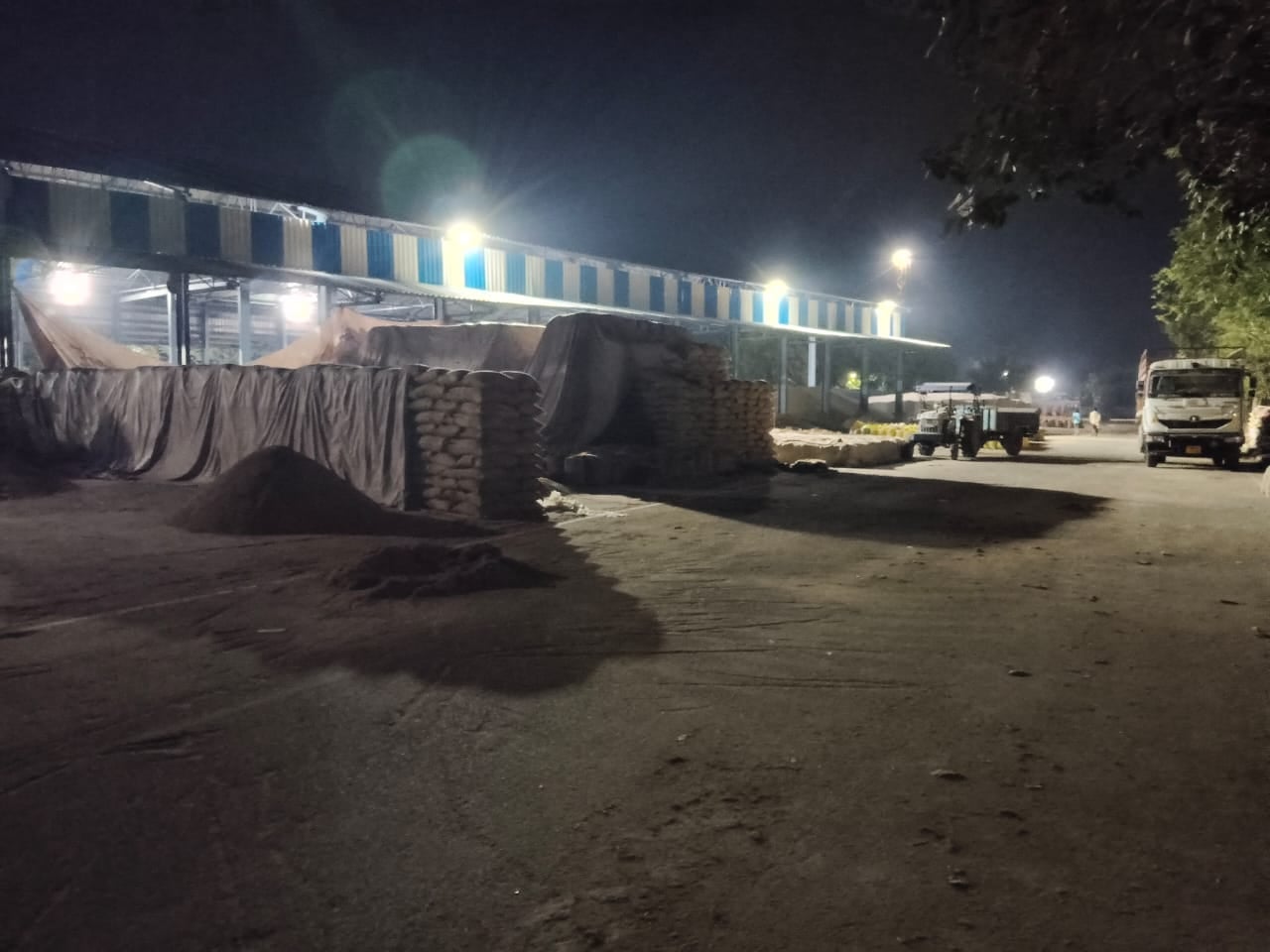 फोटो 99: बहादुरगढ़ में बिजली सप्लाई चालू होने के बाद सड़क हुई रोशन। संवाद फोटो 99: बहादुरगढ़ में बिजली सप्लाई चालू होने के बाद सड़क हुई रोशन। संवाद