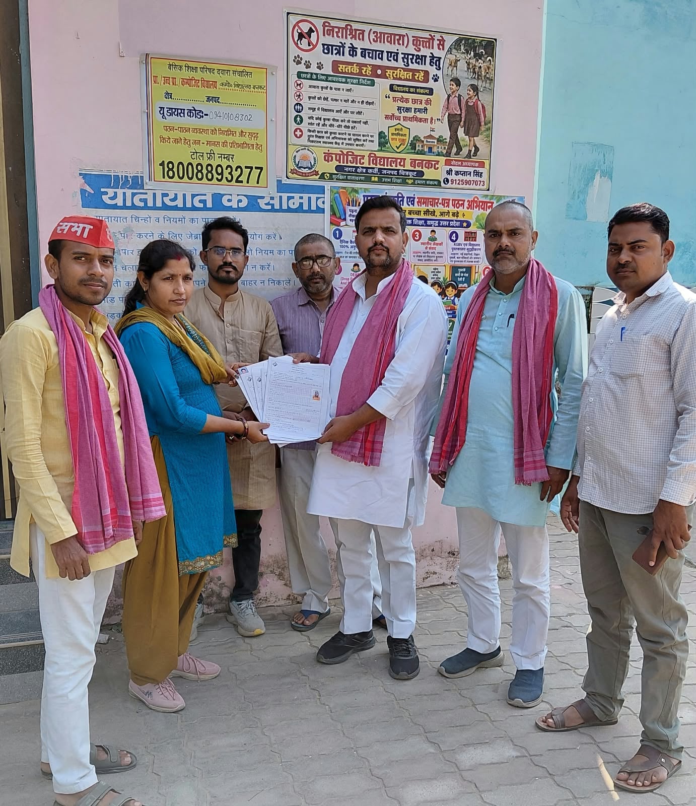 फोटो न- 24 सीकेटीपी 22 जीआईसी बूथ पर वोटर बनने को फार्म भरते लोग। संवाद
