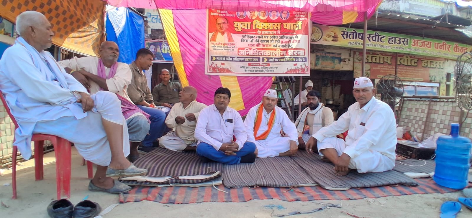 फोटो नवाबगंज 01 कौड़िहार में किसानों का धरना फोटो नवाबगंज 01 कौड़िहार में किसानों का धरना
