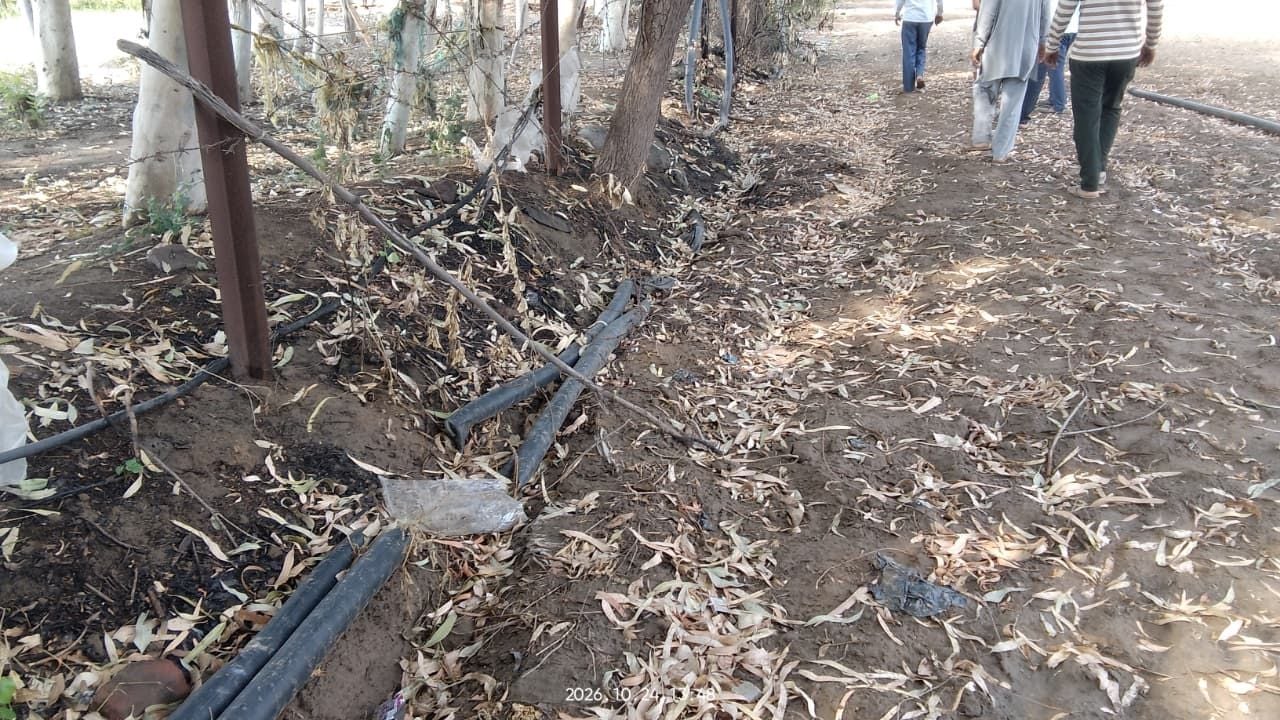 फोटो संख्या:54- गांव कुराहवटा  में रोष जताते किसान--संवाद