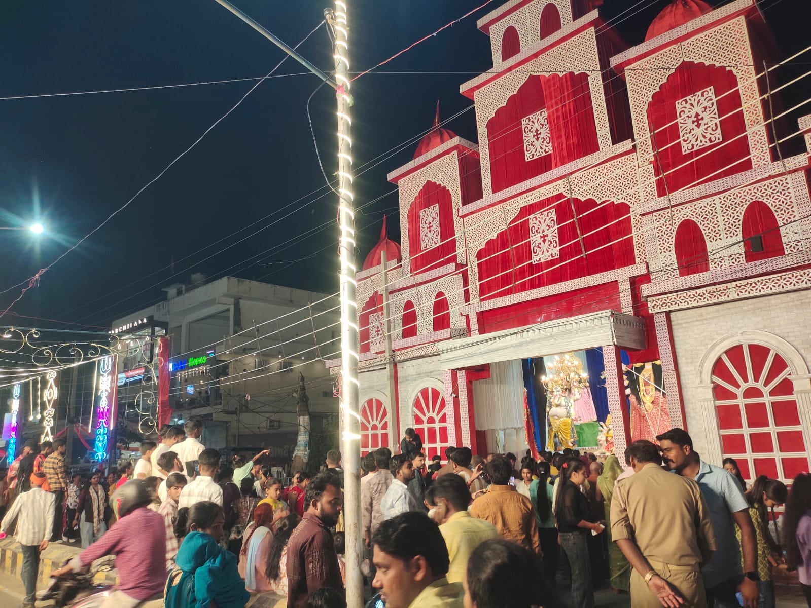 गांधीनगर में दुर्गा पूजा मेला देखने को उमड़े लोग संवाद