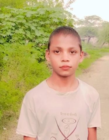 गांव नगला भूरा में शुक्रवार को घर में हुए सिलिंडर धमाके के बादराहत एवं बचाव कार्य में लगे दमकल 