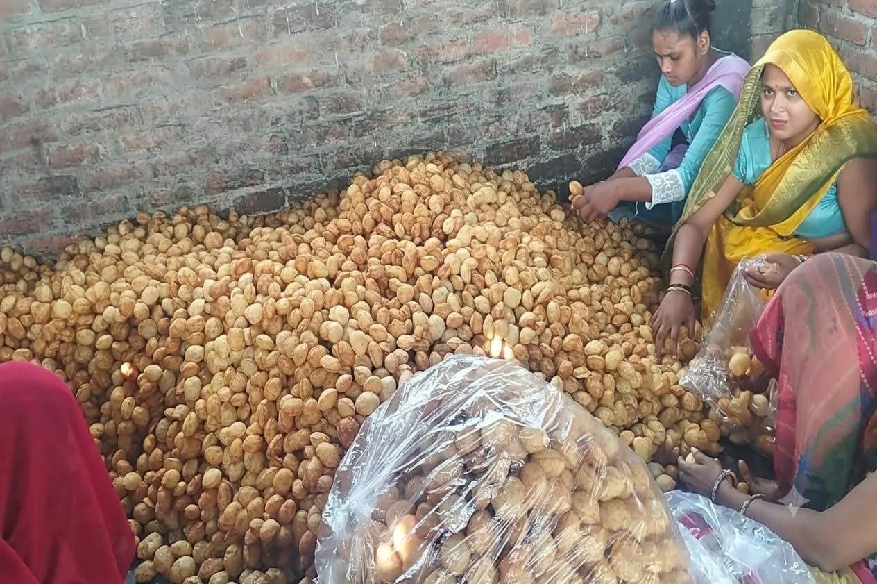 घर में फुल्की बनाती शांति देवी। स्रोत: विभाग