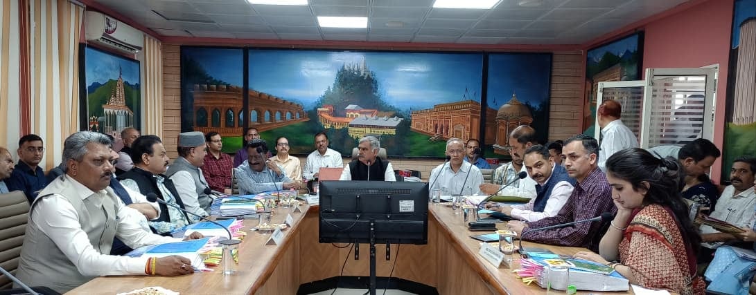 हिमाचल प्रदेश विधानसभा की स्थानीय निधि लेखा समिति में अधिकारियों को निर्देश देते सभापति संजय रत