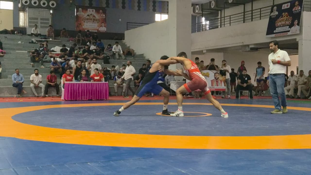 हरियाणा केसरी प्रतियोगिता शुरु कराते जिला खेल अधिकारी। विभाग