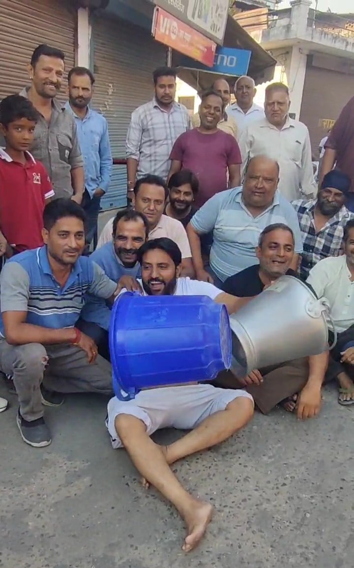 जगाधरी में जाम लगाए लोगों को समझाने का प्रयास करते पुलिस अधिकारी। पाठक