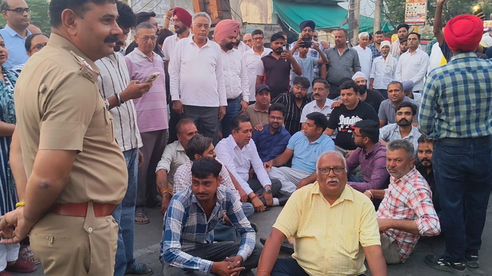 जगाधरी में जाम लगाए लोगों को समझाने का प्रयास करते पुलिस अधिकारी। पाठक