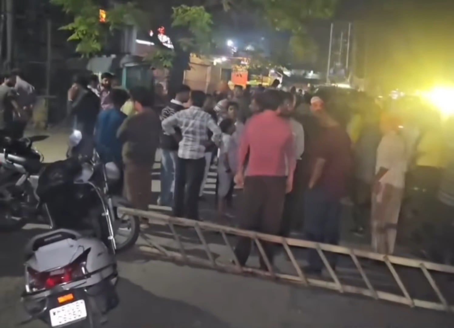 जगाधरी में जाम लगाए लोगों को समझाने का प्रयास करते पुलिस अधिकारी। पाठक